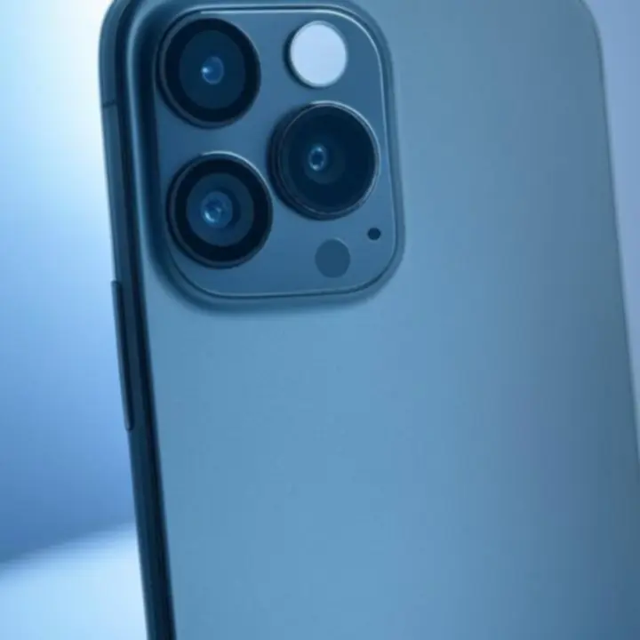 Tył smartfona z modułem aparatu i metalicznym wykończeniem